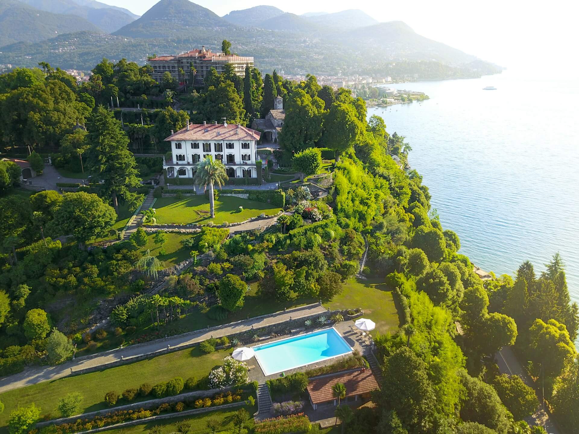 Vila de luxe amb piscina a la vora del llac de muntanya